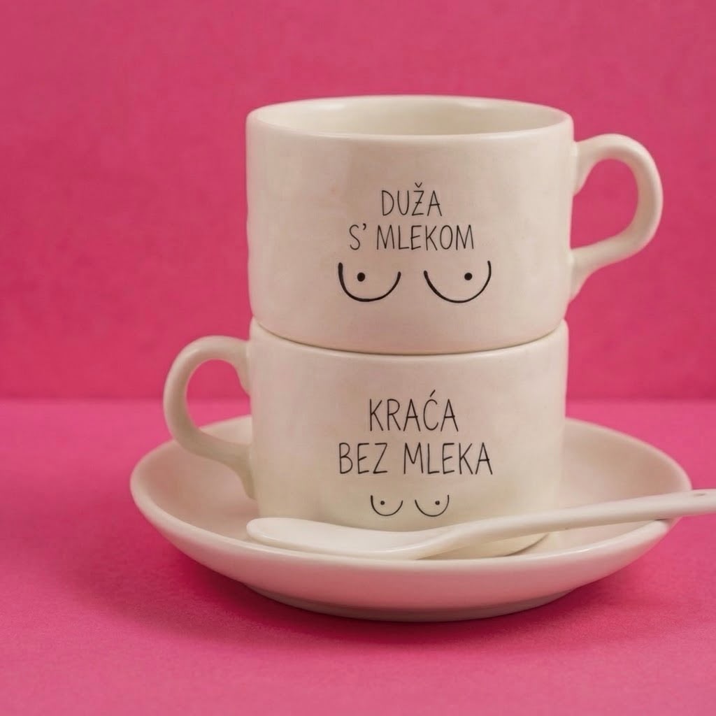 Dve krem šoljice sa tacnom i kašičicom na roze pozadini, natpisi Duža s' mlekom i Kraća bez mleka